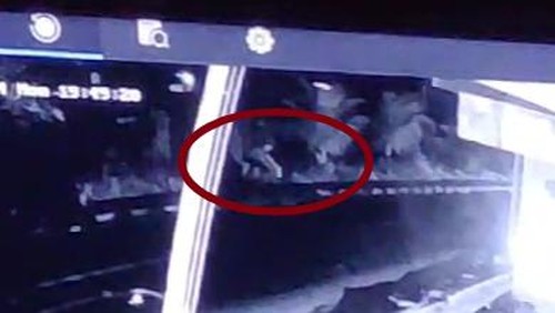 Rekaman CCTV pria menaruh koper misterius hingga resahkan warga Desa Penarungan, Badung, Selasa (9/7/2024). (Tangkapan layar rekaman CCTV)