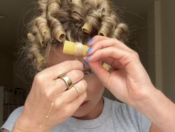 Viral Wanita Keriting Rambut Pakai Pasta, Hasilnya Menakjubkan