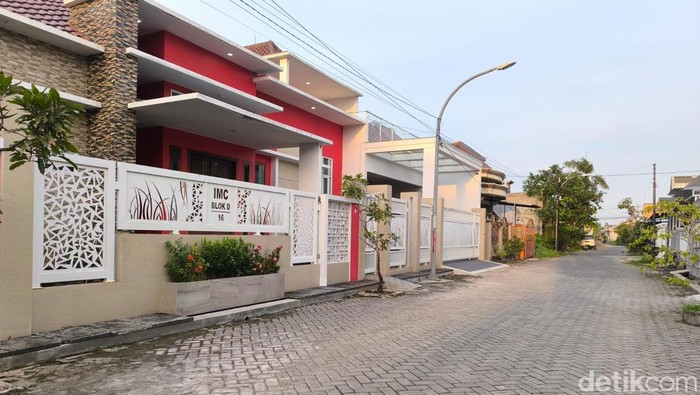 rumah anggota dprd jatim mahfud di bangkalan