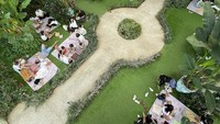 Pengunjung bisa piknik di dalam rumah kaca komplit dengan pemandangan bunga warna warni dan rerumputan hijau. Jika memilih untuk duduk di lantai 2 atau Lago Restoran, traveler akan disuguhkan pemandangan Danau Bratan dari ketinggian dan barisan bukit yang berwarna hijau. (Ni Made Nami Krisnayanti/detikTravel)