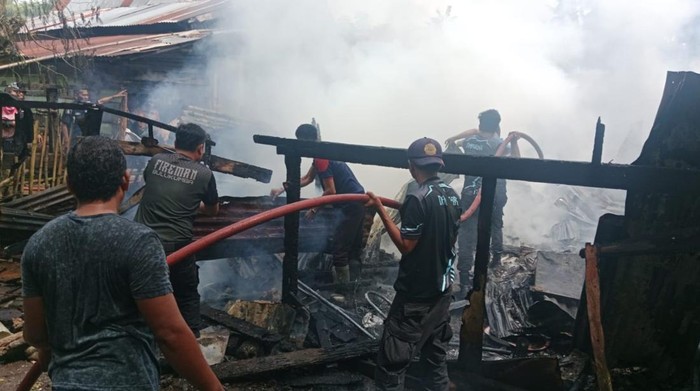 Kebakaran menghanguskan rumah semipermanen milik warga bernama Jusman Dg Taha di Kabupaten Bulukumba, Sulawesi Selatan (Sulsel).
