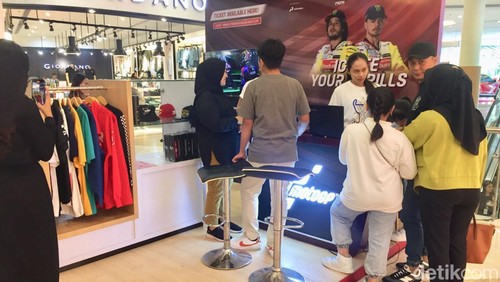 Sejumlah warga mendatangi stan tiket MotoGP 2024 di Lombok Epicentrum Mall di Kota Mataram yang menawarkan diskon 50 persen, Selasa (9/7/2024). (Nathea Citra/detikBali)
