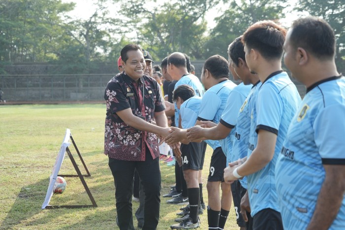 Sekda Klaten Jajang Prihono membuka secara resmi gelaran pertandingan sepak bola piala bergilir Bupati Klaten di Stadion Trikoyo, Selasa (9/7/2024).