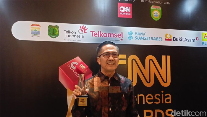 Sekda Palembang terima penghargaan di CNN Indonesia Awards 2024.