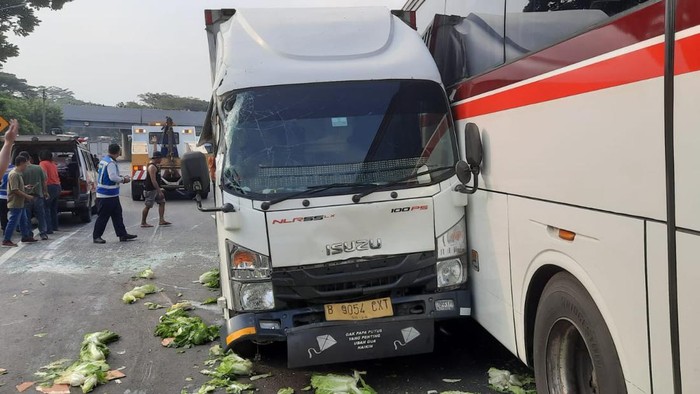 Kecelakaan Beruntun di Tol Cipularang Sebabkan Tiga Korban Luka-luka