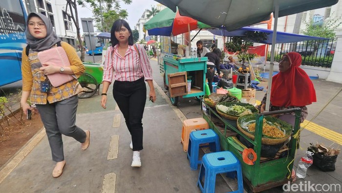 Semrawut! PKL Berjualan di Trotoar Kota Tua Jakarta Para Pedagang Kaki Lima (PKL) berdagang di jalur pedestrian Kawasan Kota Tua, Jakarta Barat, Rabu (10/7/2024). Jumlah PKL yang tidak sedikit dan berjajar membuat kondisi Kota Tua terlihat semrawut.
