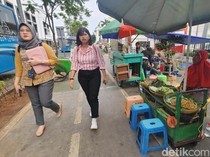 Semrawut! PKL Berjualan di Trotoar Kota Tua Jakarta