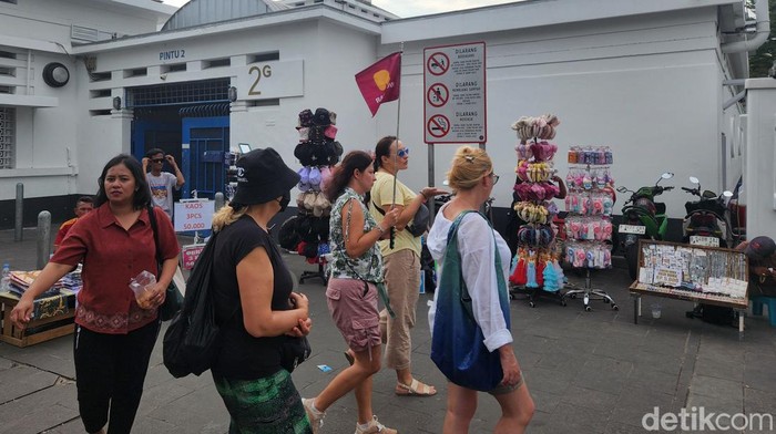 Semrawut! PKL Berjualan di Trotoar Kota Tua Jakarta Para Pedagang Kaki Lima (PKL) berdagang di jalur pedestrian Kawasan Kota Tua, Jakarta Barat, Rabu (10/7/2024). Jumlah PKL yang tidak sedikit dan berjajar membuat kondisi Kota Tua terlihat semrawut.