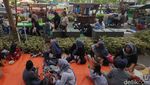 Semrawut! PKL Berjualan di Trotoar Kota Tua Jakarta