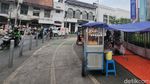 Semrawut! PKL Berjualan di Trotoar Kota Tua Jakarta