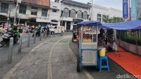 Jumlah PKL yang tidak sedikit dan berjajar membuat kondisi Kota Tua terlihat semrawut.