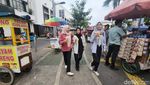 Semrawut! PKL Berjualan di Trotoar Kota Tua Jakarta