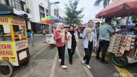 Pemprov Jakarta sendiri telah menyiapkan lokasi bagi PKL, namun fenomena PKL di trotoar kerap berulang.