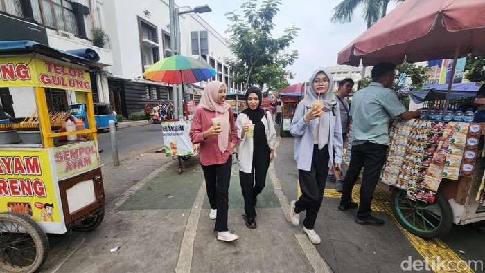 Semrawut! PKL Berjualan di Trotoar Kota Tua Jakarta Para Pedagang Kaki Lima (PKL) berdagang di jalur pedestrian Kawasan Kota Tua, Jakarta Barat, Rabu (10/7/2024). Jumlah PKL yang tidak sedikit dan berjajar membuat kondisi Kota Tua terlihat semrawut.
