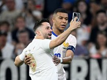 Raut Wajah Tak Senang Mbappe Ketika Diminta Penyusup Lapangan Selfie
