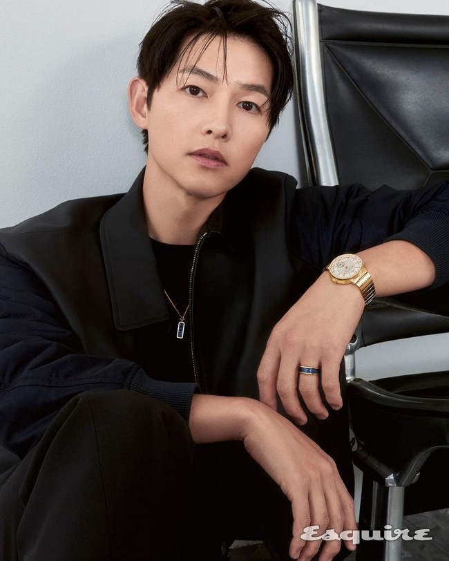 Sementara itu, Song Joong Ki mendapat tawaran membintangi drama Korea MY YOUTH bersama Chun Woo Hee. Jika menerima tawaran drama tersebut, dia akan comeback setelah menyambut kelahiran anaknya dengan Katy Louise Saunders. Foto: dok. Esquire Korea