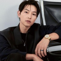 Sementara itu, Song Joong Ki mendapat tawaran membintangi drama Korea MY YOUTH bersama Chun Woo Hee. Jika menerima tawaran drama tersebut, dia akan comeback setelah menyambut kelahiran anaknya dengan Katy Louise Saunders. Foto: dok. Esquire Korea