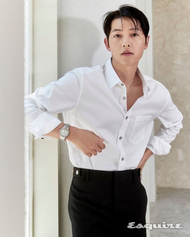Sedangkan koleksi jam tangan berwarna silver yang dikenakannya seharga Rp 515 juta, seperti dilansir dari situs Louis Vuitton. Foto: dok. Esquire Korea