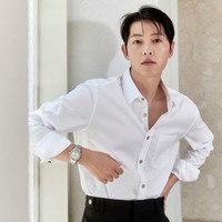 Sedangkan koleksi jam tangan berwarna silver yang dikenakannya seharga Rp 515 juta, seperti dilansir dari situs Louis Vuitton. Foto: dok. Esquire Korea