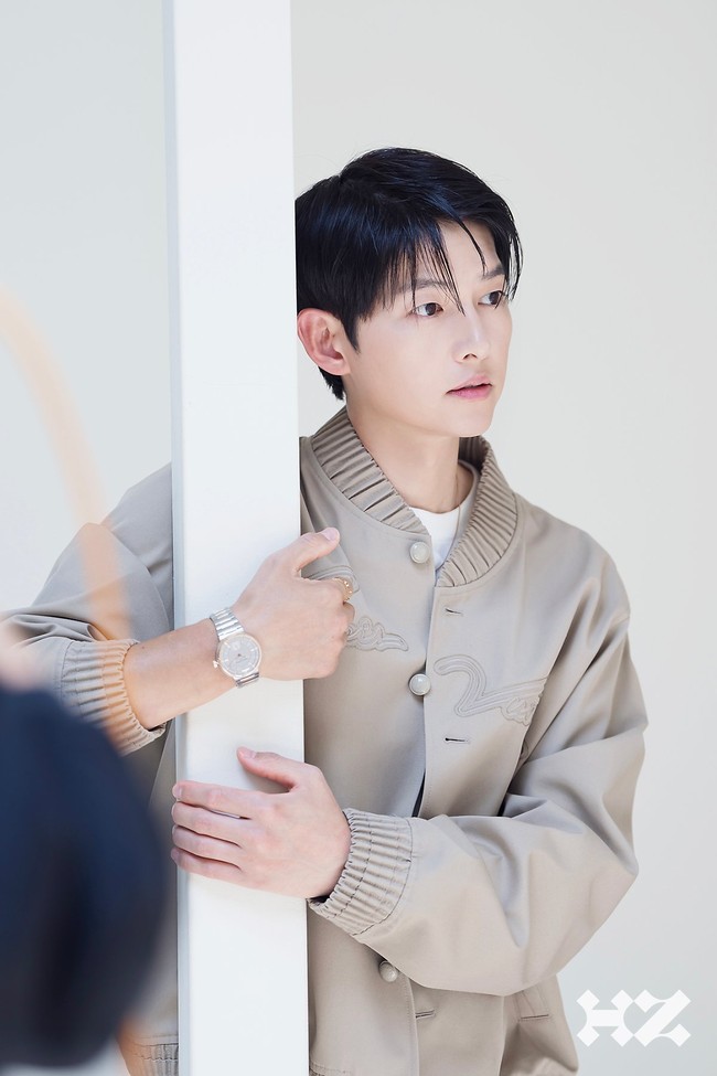 Siapa sangka Song Joong Ki akan memasuki kepala empat? Aktor pemilik wajah baby face ini seolah tak menua sejak memulai debut aktingnya pada tahun 2008. Foto: dok. Esquire Korea