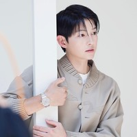 Siapa sangka Song Joong Ki akan memasuki kepala empat? Aktor pemilik wajah baby face ini seolah tak menua sejak memulai debut aktingnya pada tahun 2008. Foto: dok. Esquire Korea