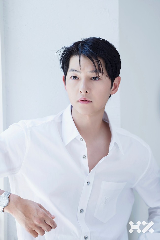 Dalam pemotretan tersebut, Song Joong Ki memakai koleksi perhiasan dan jam tangan Louis Vuitton. Bintang drama Korea Reborn Rich itu telah didapuk menjadi brand ambassador rumah mode Prancis tahun lalu. Foto: dok. Esquire Korea