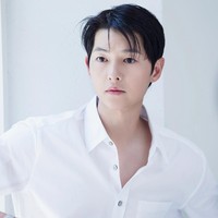 Dalam pemotretan tersebut, Song Joong Ki memakai koleksi perhiasan dan jam tangan Louis Vuitton. Bintang drama Korea Reborn Rich itu telah didapuk menjadi brand ambassador rumah mode Prancis tahun lalu. Foto: dok. Esquire Korea