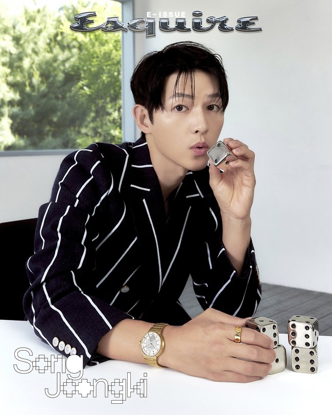 Wajah Song Joong Ki menghiasi sampul majalah Esquire Korea edisi Juni 2024. Kini agensi Song Joong Ki merilis foto-foto di balik pemotretannya setelah dikabarkan akan menyambut kelahiran anak keduanya. Foto: dok. Esquire Korea