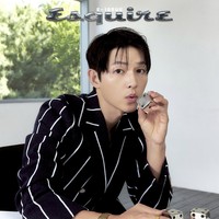 Wajah Song Joong Ki menghiasi sampul majalah Esquire Korea edisi Juni 2024. Kini agensi Song Joong Ki merilis foto-foto di balik pemotretannya setelah dikabarkan akan menyambut kelahiran anak keduanya. Foto: dok. Esquire Korea