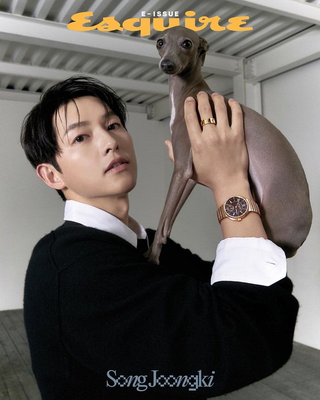 Pemotretan kali ini berbeda dari sebelumnya karena Song Joong Ki mengajak anjing peliharaannya, Nala yang menggemaskan. Foto: dok. Esquire Korea