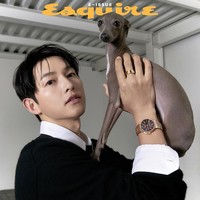 Pemotretan kali ini berbeda dari sebelumnya karena Song Joong Ki mengajak anjing peliharaannya, Nala yang menggemaskan. Foto: dok. Esquire Korea