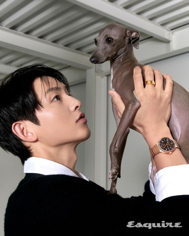 Salah satu jam tangan berwarna rose gold yang dikenakan Song Joong Ki, Tambour Automatic harganya mencapai Rp 1 miliar. Foto: dok. Esquire Korea