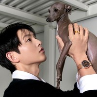 Salah satu jam tangan berwarna rose gold yang dikenakan Song Joong Ki, Tambour Automatic harganya mencapai Rp 1 miliar. Foto: dok. Esquire Korea