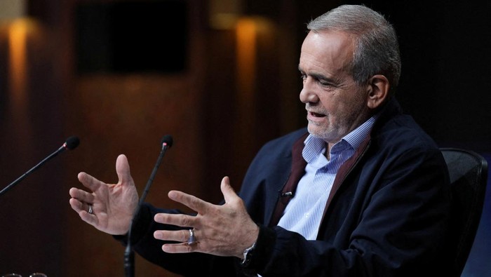 Sosok Presiden Terpilih Iran Masoud Pezeshkian FILE PHOTO: Iranian presidential candidate Masoud Pezeshkian attends an election debate at a television studio in Tehran, Iran July 1, 2024. Morteza Fakhri Nezhad/IRIB/WANA (West Asia News Agency)/Handout via REUTERS ATTENTION EDITORS - THIS PICTURE WAS PROVIDED BY A THIRD PARTY/File Photo