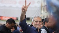 Pezeshkian menegaskan bahwa mencapai tingkat pertumbuhan delapan persen tak mungkin dilakukan tanpa membuka perbatasan. Dia juga dengan gigih mendukung perjanjian nuklir 2015 yang dicapai antara Iran dan negara-negara besar pada masa pemerintahan Rouhani. Majid Asgaripour/WANA via Reuters