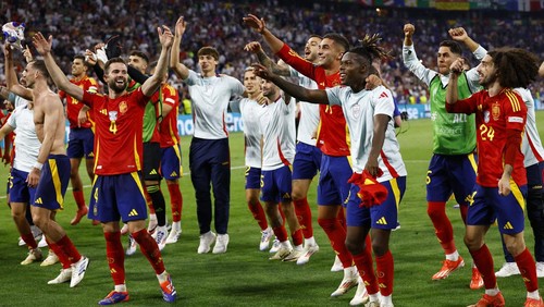 Soccer Football - Euro 2024 - Semi Final - Spain v France - Munich Football Arena, Munich, Germany - July 9, 2024  Spains Nacho and Nico Williams with teammates celebrate after the match REUTERS/Michaela Stache