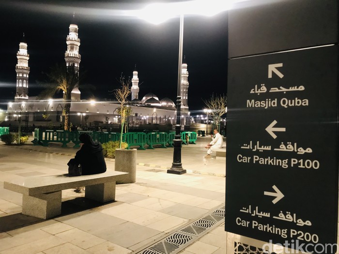 Gemerlap Jalur Pedestrian Masjid Nabawi Quba Malam Hari