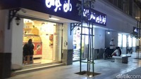 Sepanjang pedestrian, banyak pertokoan yang menjual minyak wangi, oleh-oleh, hingga kafe dengan sajian kopi dan makanan kekinian ala burger dan sejenisnya. Gemerlap malam dibalut lampu-lampu di sepanjang pertokoan di kanan-kiri pedestrian menambah kesan eksotis suasana malam di Madinah. Foto: Nugroho Tri Laksono/detikcom