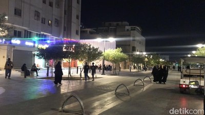 Gemerlap Jalur Pedestrian Masjid Nabawi-Quba Malam Hari