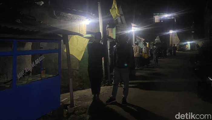 Suasana di dekat kediaman korban yang ditemukan di Sungai Ciliwung, Bogor