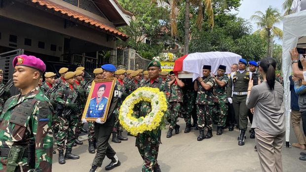 Suasana rumah duka ayahanda Kadivhubinter Polri