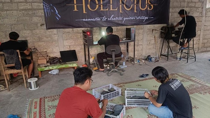 Suasana rumah produksi senar holicius menggunakan mesin produksi senar gitar otomatis.