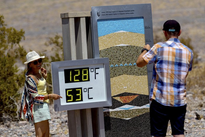 Suhu di California tengah mencapai 53 derajat celcius. Meski begitu, wisatawan tetap berkunjung ke Taman Nasional Death Valley.
