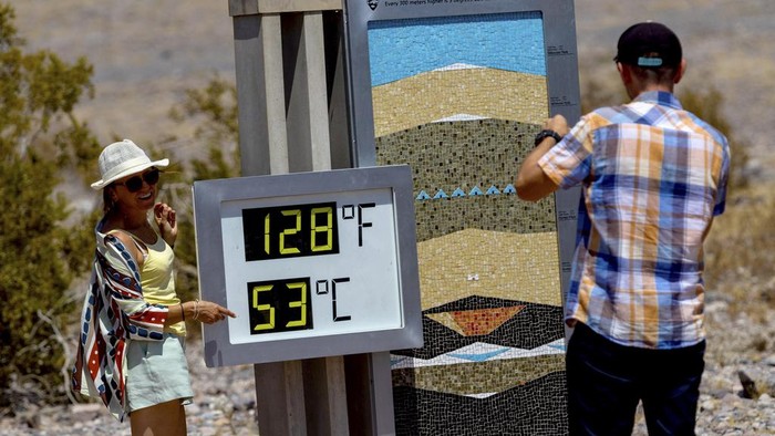 Suhu Capai 53 Derajat, Wisatawan Tetap Berkunjung ke Taman Nasional di California Suhu di California tengah mencapai 53 derajat celcius. Meski begitu, wisatawan tetap berkunjung ke Taman Nasional Death Valley.