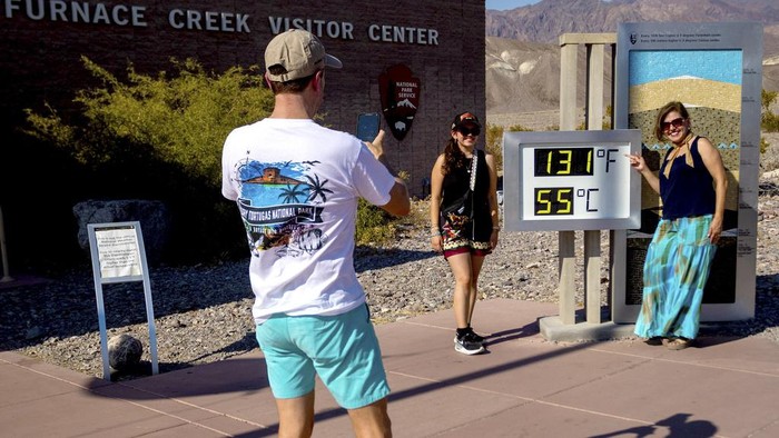 Suhu di California tengah mencapai 53 derajat celcius. Meski begitu, wisatawan tetap berkunjung ke Taman Nasional Death Valley.