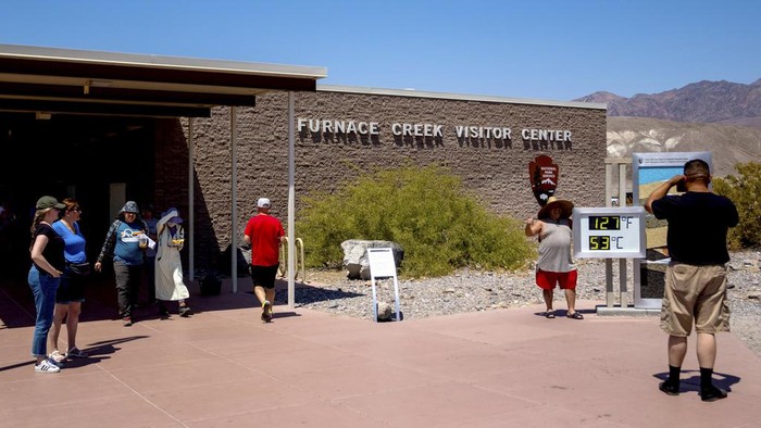 Suhu di California tengah mencapai 53 derajat celcius. Meski begitu, wisatawan tetap berkunjung ke Taman Nasional Death Valley.