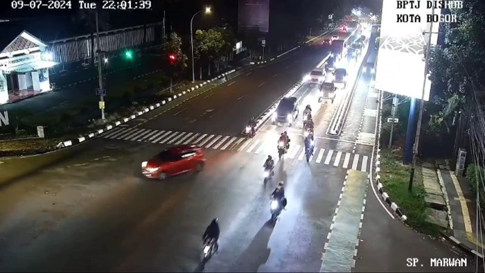 Tangkapan layar rekaman CCTV kecelakaan Ayla vs Fortuner di Bogor (istimewa)