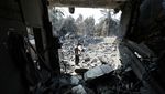 Tatapan Kosong Bocah Gaza di Puing Bangunan yang Hancur