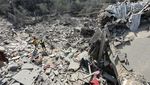 Tatapan Kosong Bocah Gaza di Puing Bangunan yang Hancur