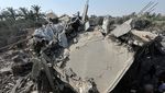 Tatapan Kosong Bocah Gaza di Puing Bangunan yang Hancur